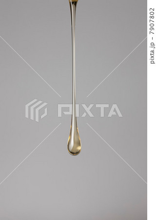Drop of gold paint 7907802