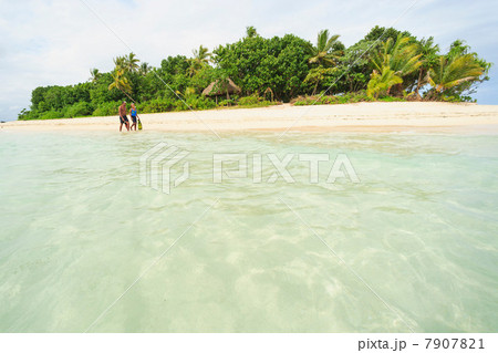 Couple walking on tropical beach 7907821