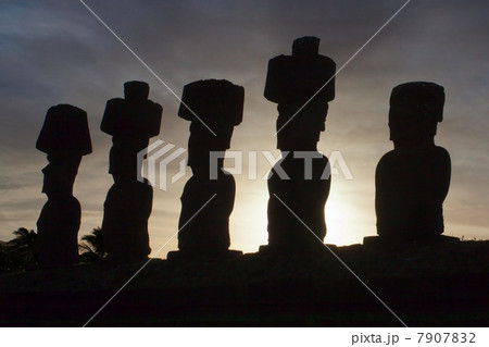 Moai statues, ahu nau nau, easter island, polynesia Moai statues, ahu nau nau, easter island, polynesia 7907832