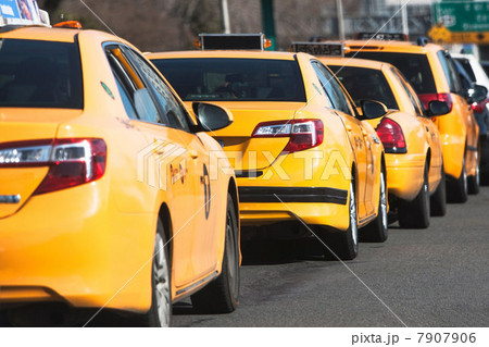 Line of yellow cabs, New York City, USA 7907906