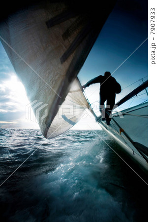 Silhouette of man on sailing boat 7907933