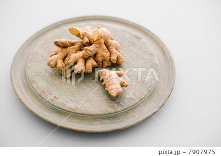 Raw ginger on chopping board 7907975