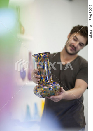 Man holding glass vase 7908029