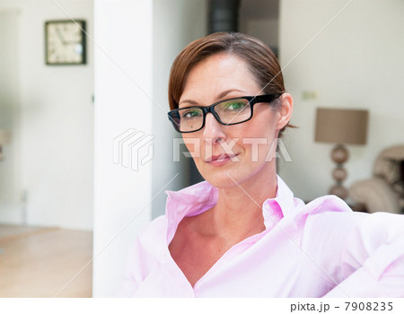 Businesswoman wearing glasses, portrait 7908235