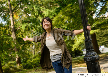 Woman playing on streetlight in park 7908373