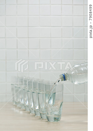Pouring glasses of mineral water 7908499