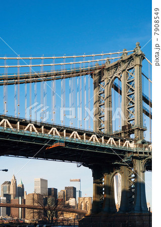 Manhattan Bridge and city skyline 7908549