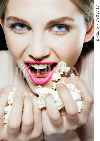 Woman eating popcorn 7908717