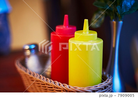 Mustard and ketchup in cafe 7909005