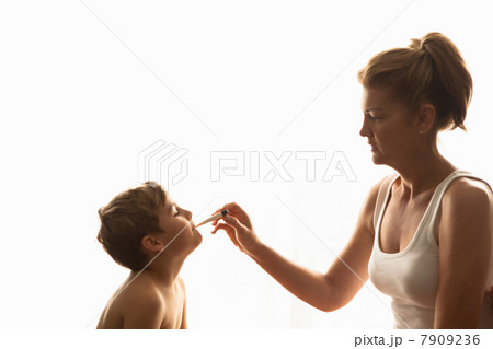 Mother taking son's temperature Mother taking son's temperature 7909236