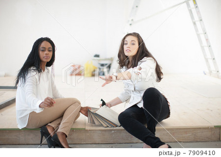 Interior designers with swatch 7909410