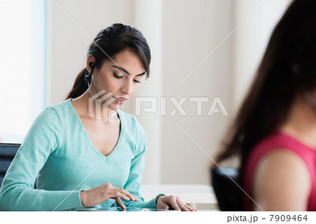 Businesswoman using tablet computer 7909464