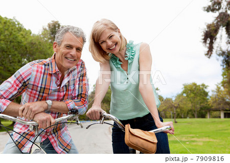 Couple on bicycles, portrait 7909816