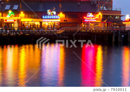 Lights on dock at Puget Sound, Seattle, USA Lights on dock at Puget Sound, Seattle, USA 7910011