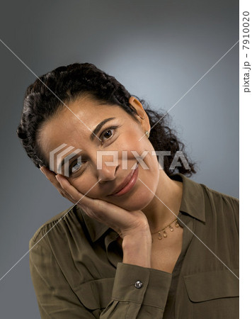 Portrait of mid adult woman, studio shot 7910020