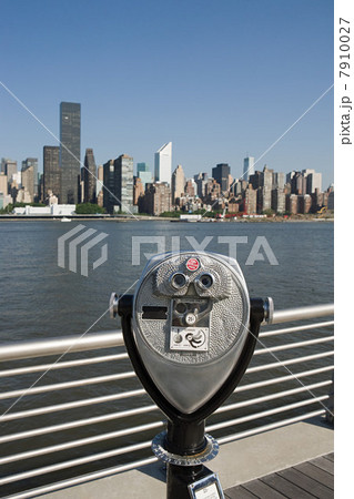 Coin operated binoculars overlooking East River towards Manhattan, New York 7910027