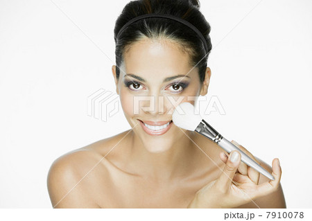 Woman with makeup brush 7910078