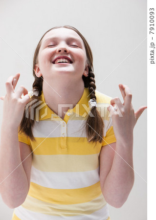 Girl with fingers crossed, studio shot Girl with fingers crossed, studio shot 7910093