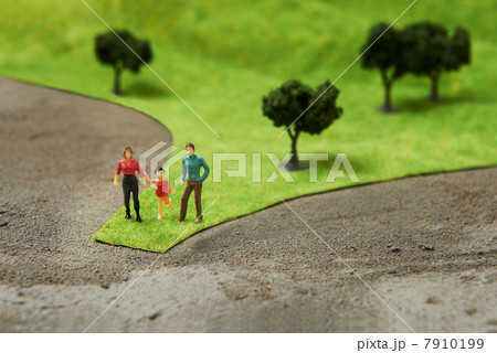 Figurines on pretend grass with trees 7910199