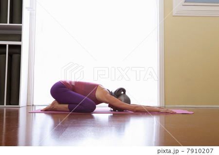 Woman doing yoga 7910207