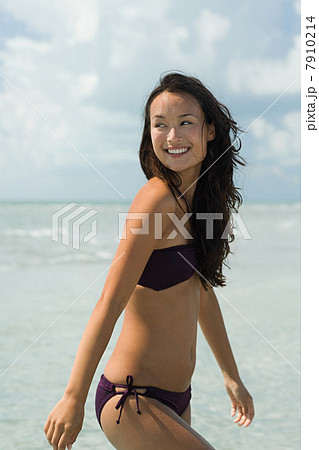 Young woman by the sea Young woman by the sea 7910214