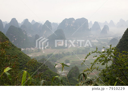 China, guangxi province, yangshuo, moon hill 7910229
