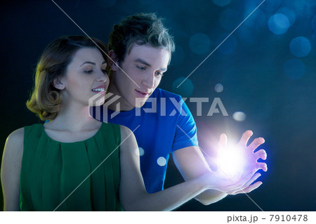 Young couple holding light 7910478