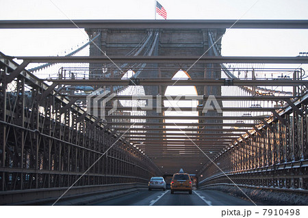 Cars driving on Brooklyn Bridge 7910498