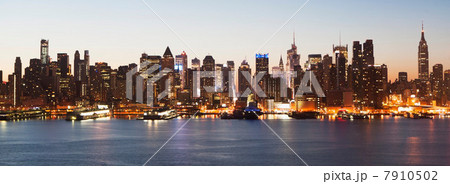 Panoramic view Manhattan skyline and waterfront at dusk, New York City, USA 7910502