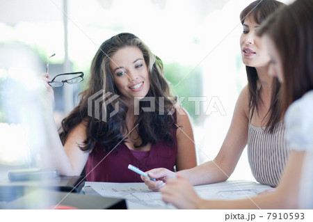 Businesswomen talking in meeting 7910593