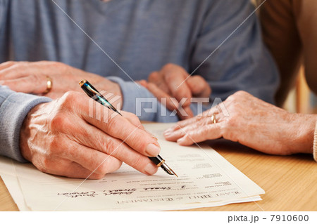 Senior man signing will Senior man signing will 7910600