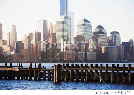 Old pier and Manhattan skyline, New York City, USA 7910674