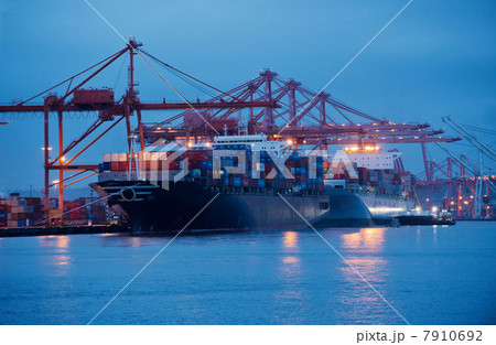 Cargo ship at Seattle harbour, USA 7910692