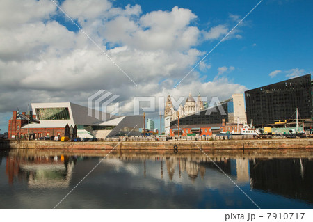 View of Liver Building from Albert Dock, Liverpoool, UK View of Liver Building from Albert Dock, Liverpoool, UK 7910717