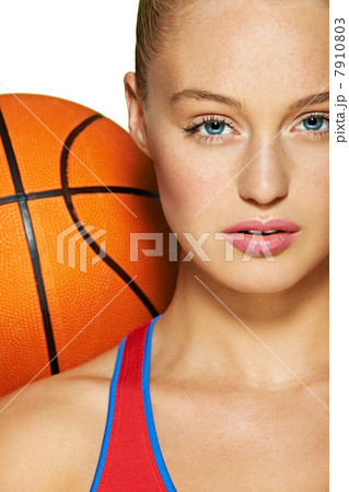 Young woman with basketball 7910803