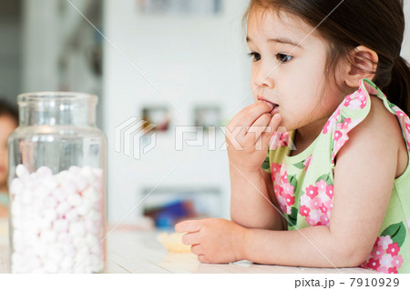 Close up of young girl tasting marshmallows Close up of young girl tasting marshmallows 7910929