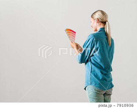 Young woman choosing paint color 7910936