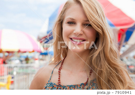 Teenage girl smiling 7910941