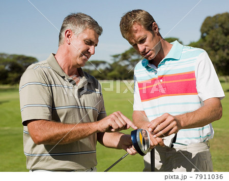 Two mature men playing golf together 7911036