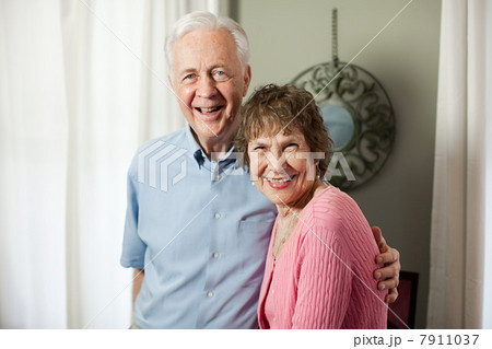 Senior couple smiling 7911037