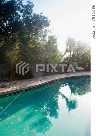 Empty outdoor swimming pool 7911086