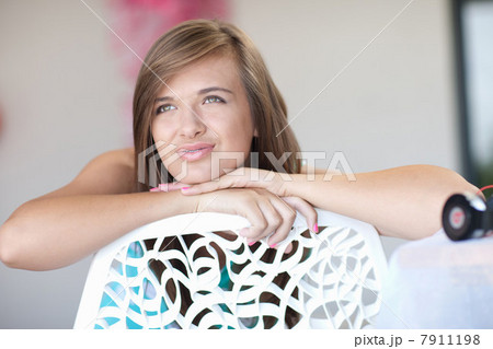 Teenage girl resting chin on hand 7911198