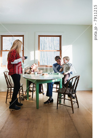 Family having breakfast 7911215
