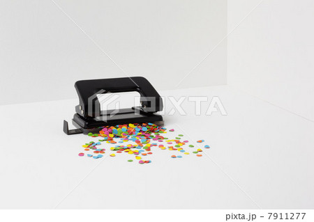 Hole puncher with multi coloured paper 7911277