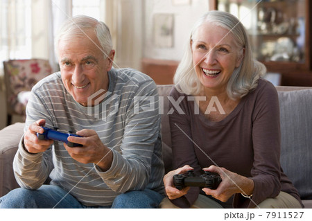 Senior couple playing video game 7911527