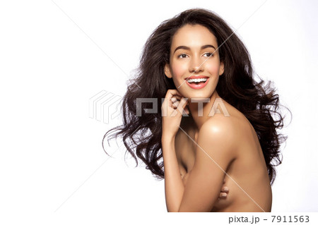 Young naked woman smiling against white background 7911563