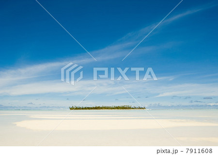 Island in South Pacific Ocean with beach Island in South Pacific Ocean with beach 7911608