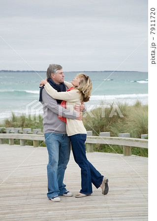 Couple hugging at the coast Couple hugging at the coast 7911720
