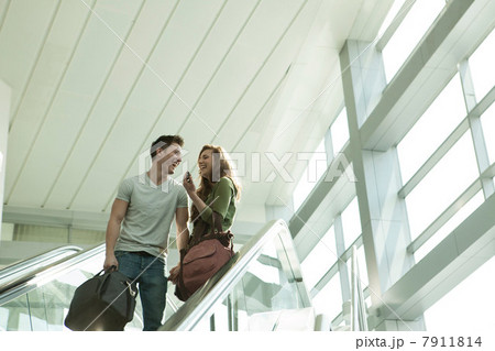 Young couple travelling on escalator 7911814