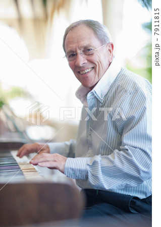 Older man playing piano 7911815